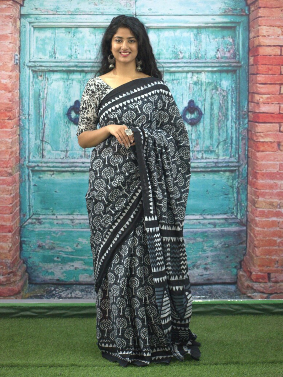 

GK FASHION Ethnic Motifs Printed Pure Cotton Saree, Black