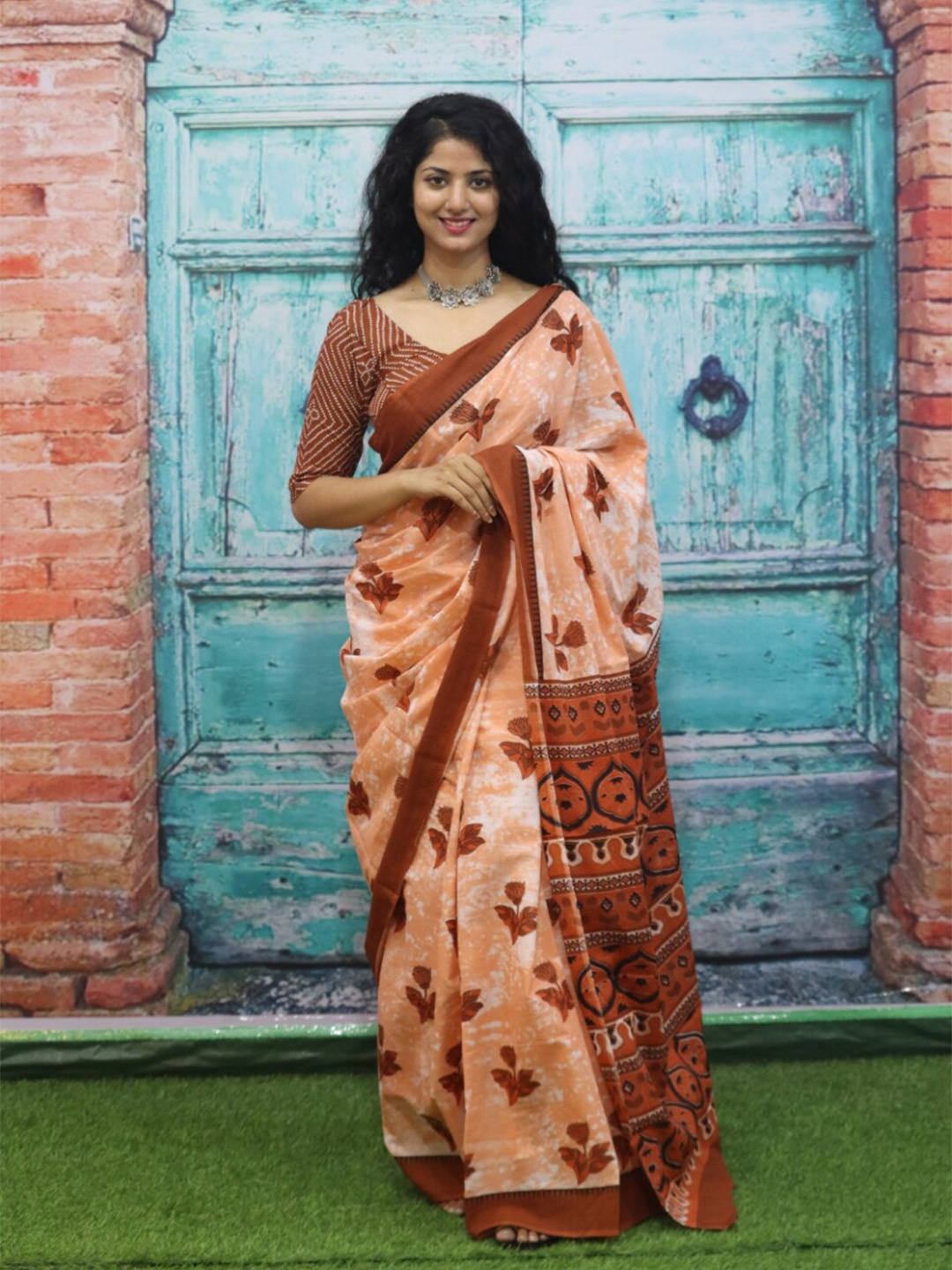 

GK FASHION Floral Pure Cotton Saree, Brown