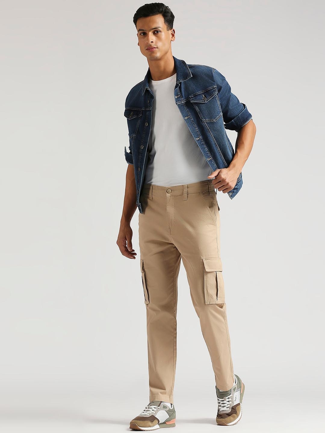 

Pepe Jeans Men Mid-Rise Cargos Trousers, Beige