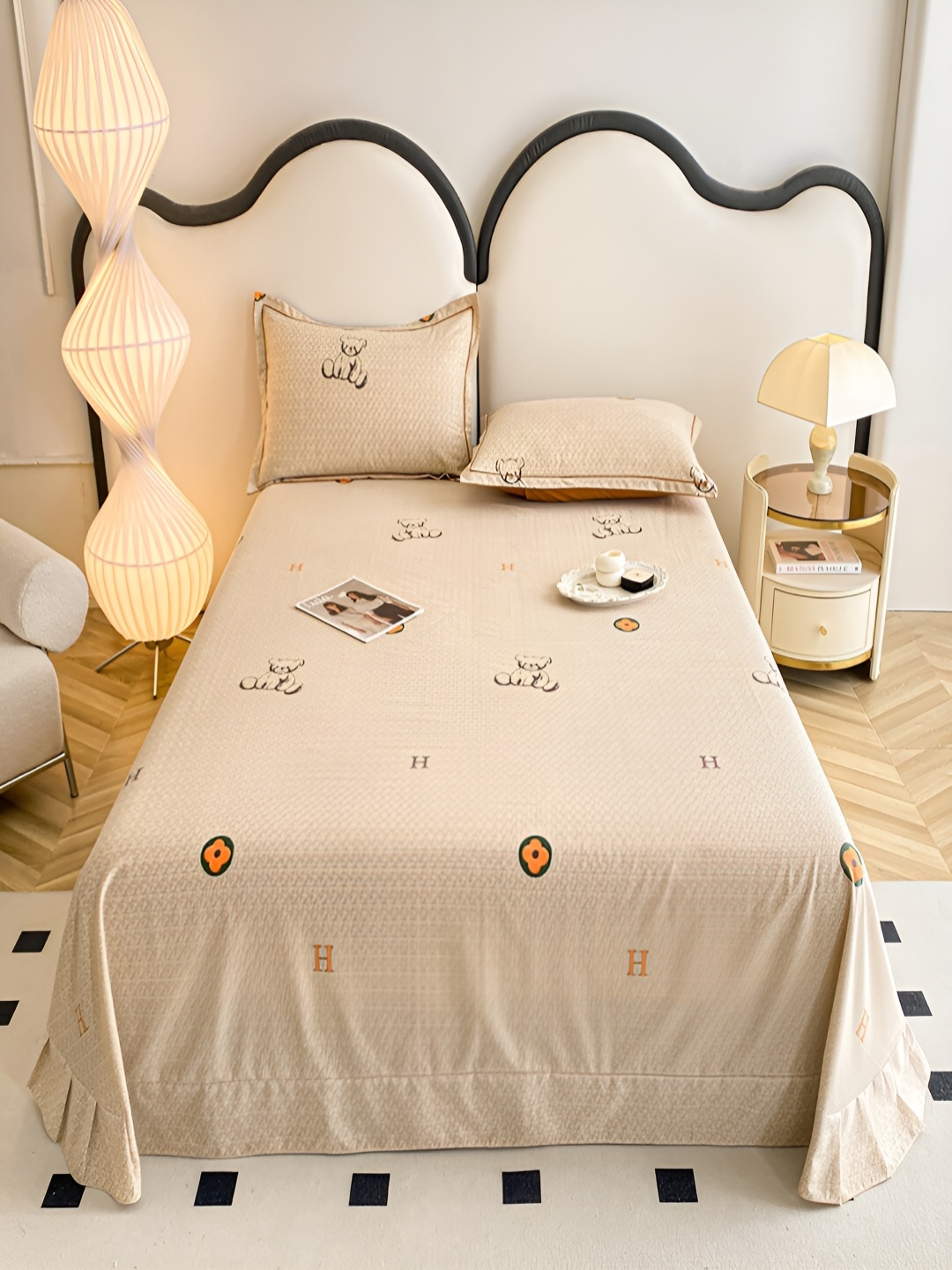 

JC HOME Khaki & Black Graphic Cotton 230 TC King Bedsheet With 2 Pillow Covers