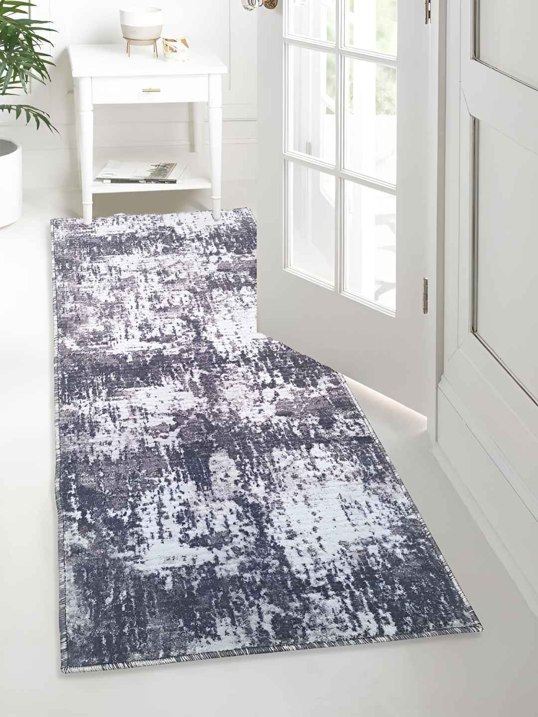 LUXEHOME INTERNATIONAL Grey & White Abstract Floor Runner