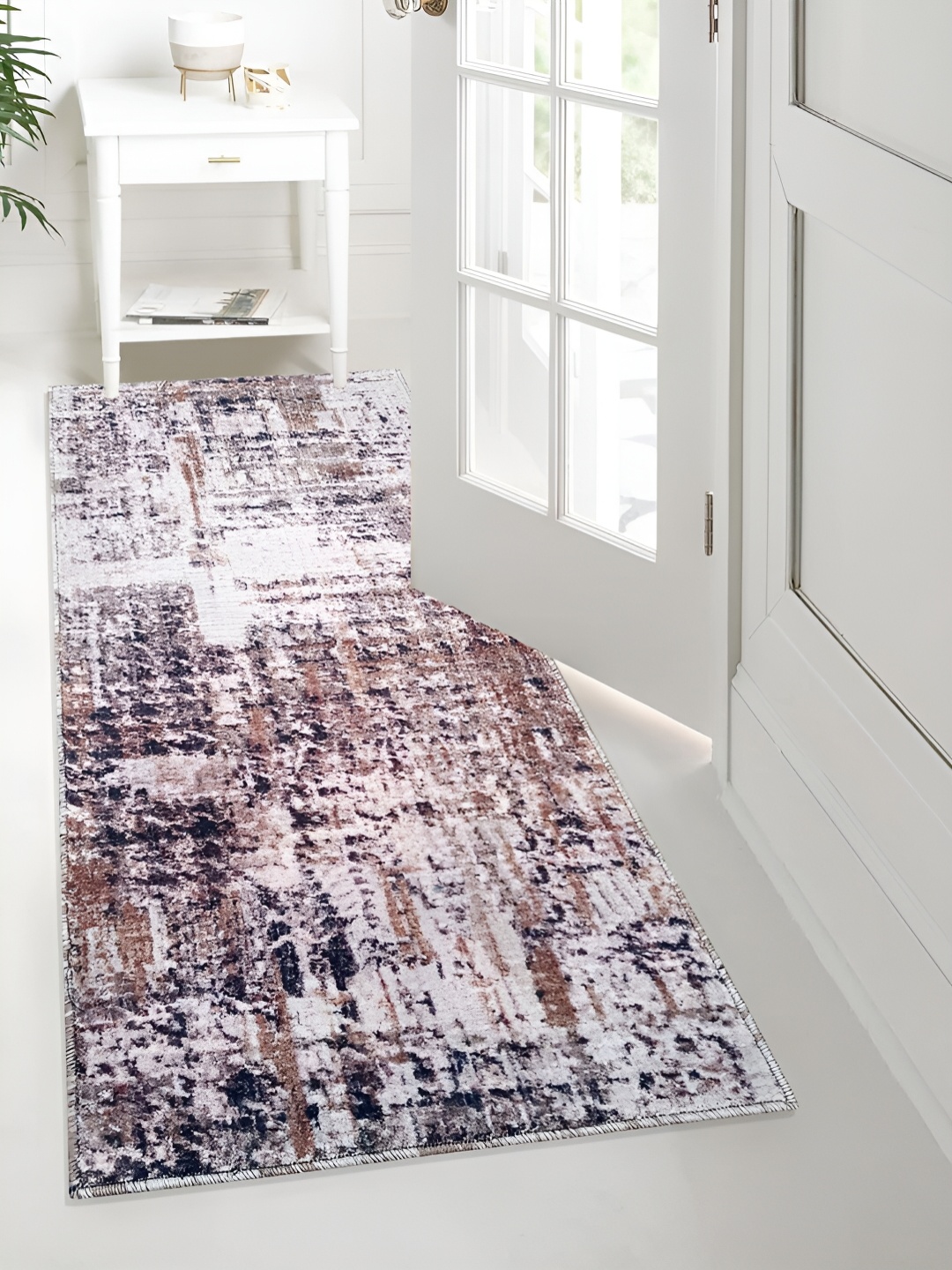 LUXEHOME INTERNATIONAL Brown & White Abstract Floor Runner