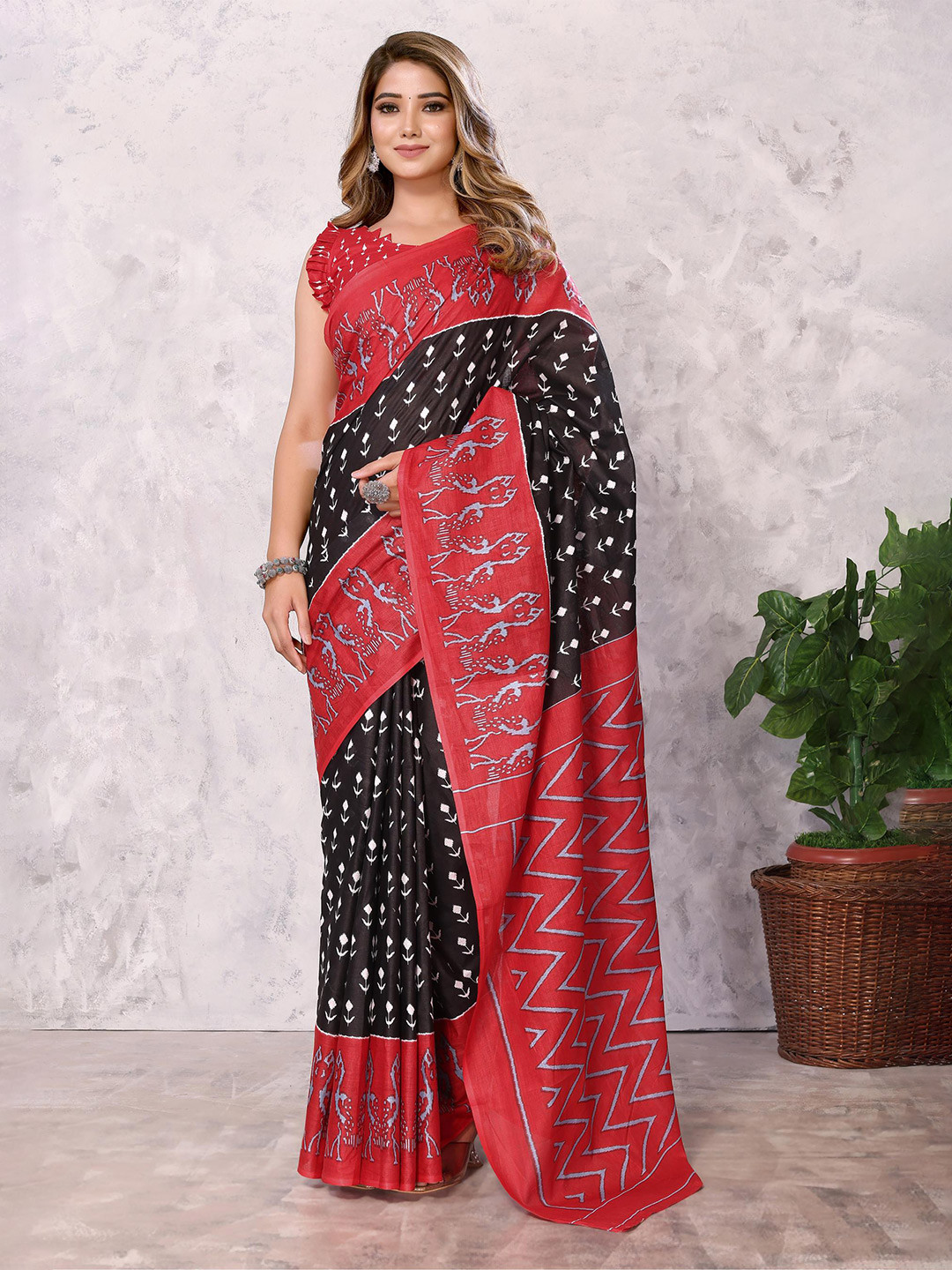 

DIVASTRI Ethnic Motifs Priinted Saree, Black