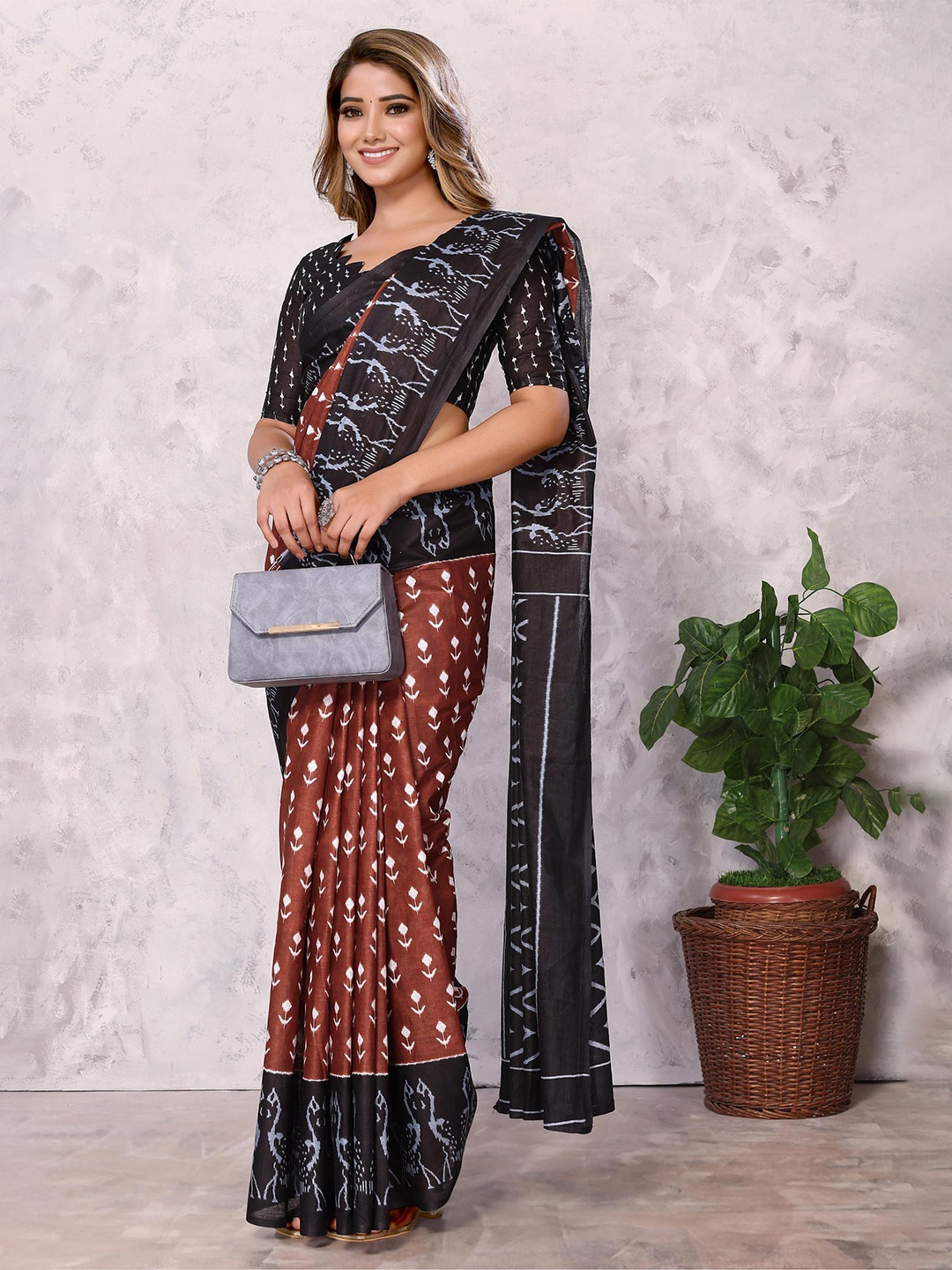 

DIVASTRI Ethnic Motifs Printed Saree, Brown