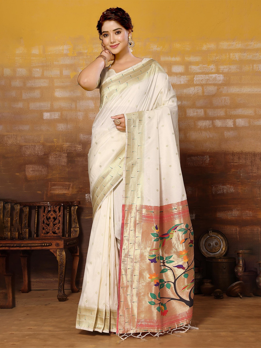 

DIVASTRI Ethnic Motifs Zari Paithani Saree, White