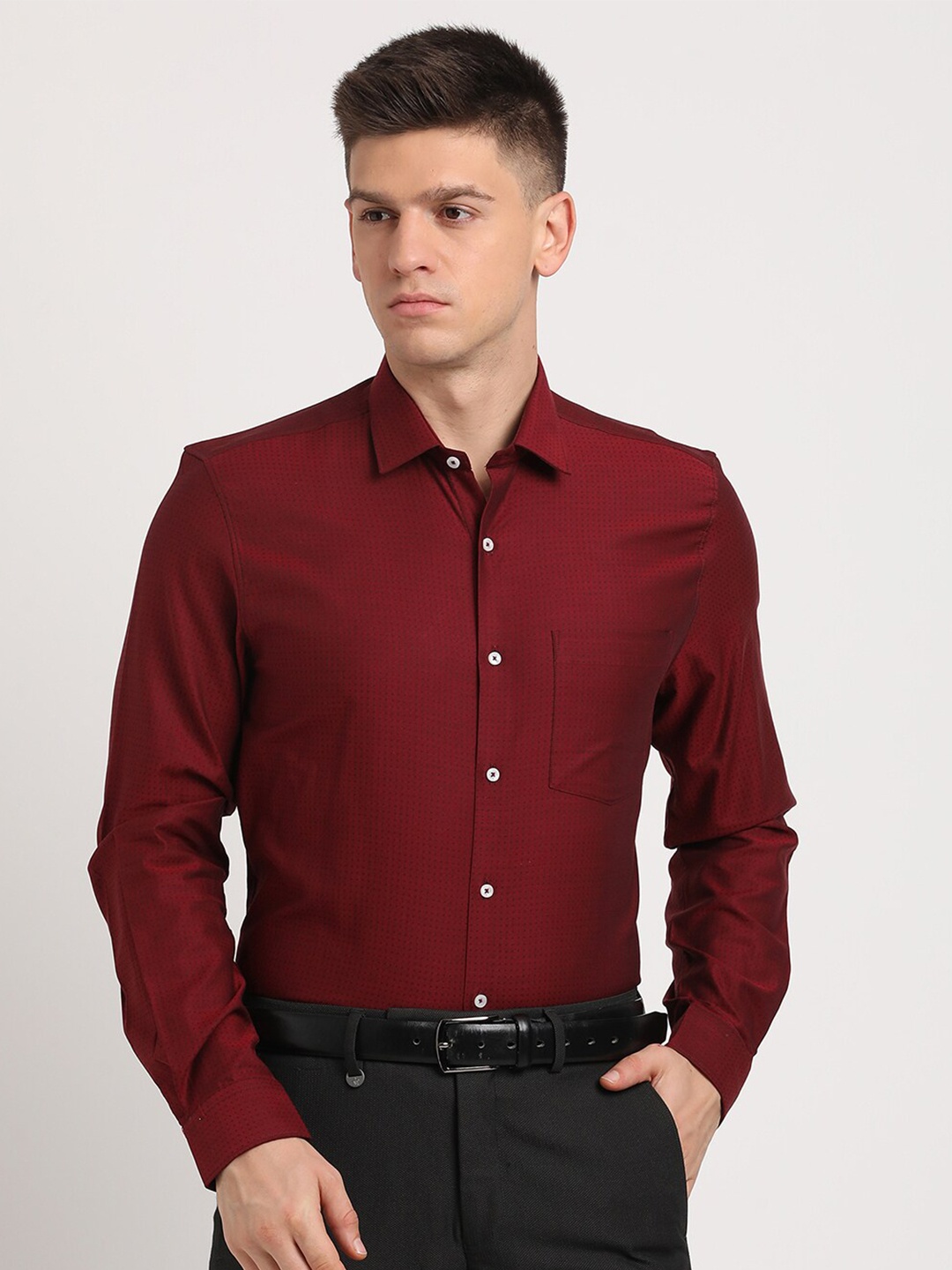 

Turtle Standard Slim Fit Opaque Pure Cotton Formal Shirt, Maroon