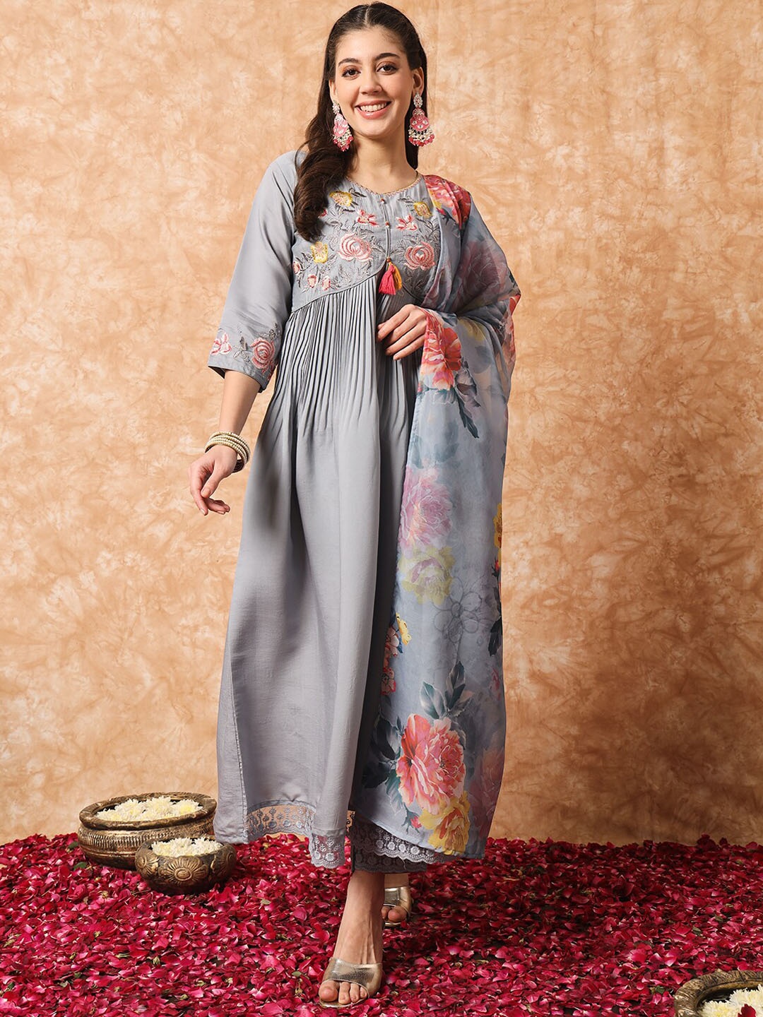 

Growdamy Floral Embroidered A-Line Empire Thread Work Kurta with Trousers & Dupatta, Grey
