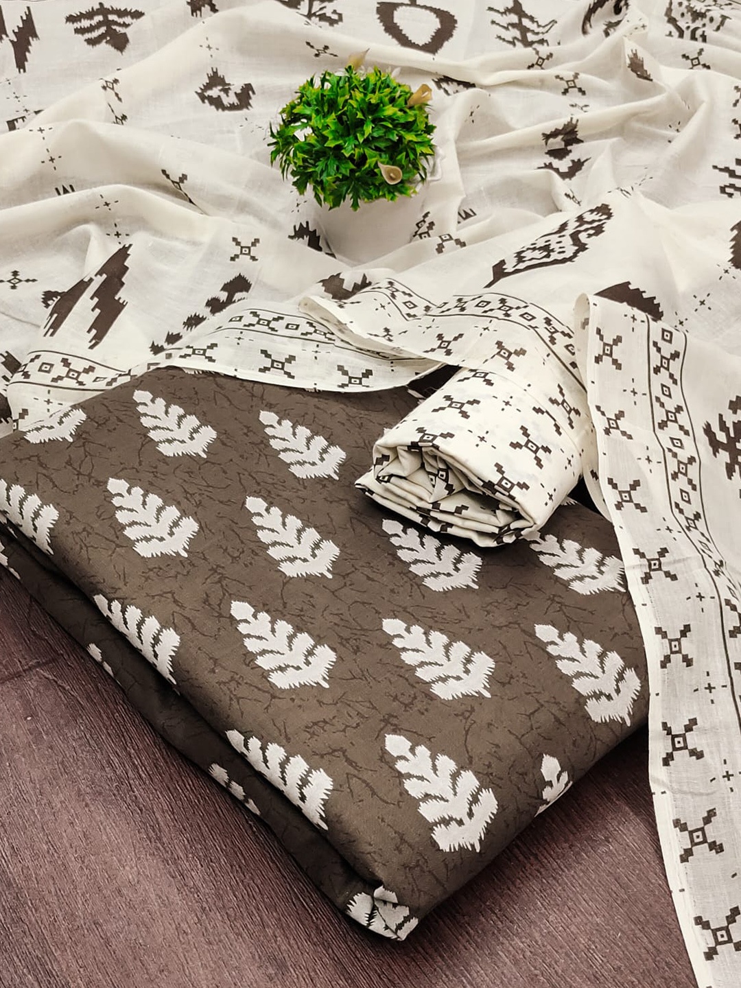 

ZEEPKART Floral Printed Jute Cotton Unstitched Dress Material, Brown