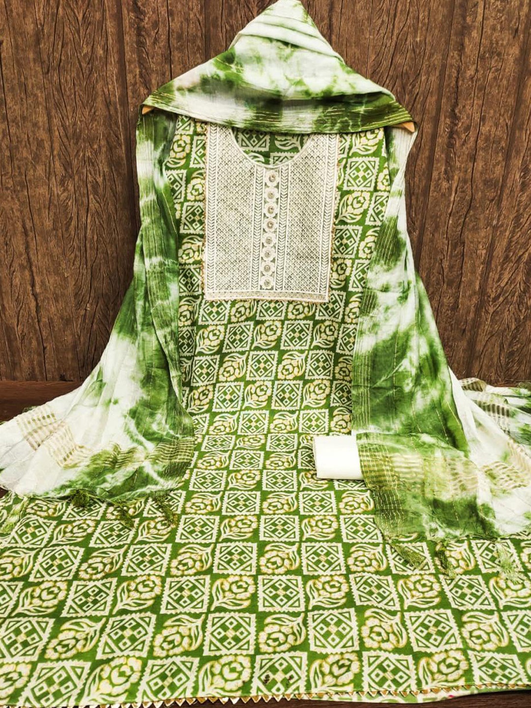

ZEEPKART Floral Printed Gotta Patti Jute Cotton Unstitched Dress Material, Green