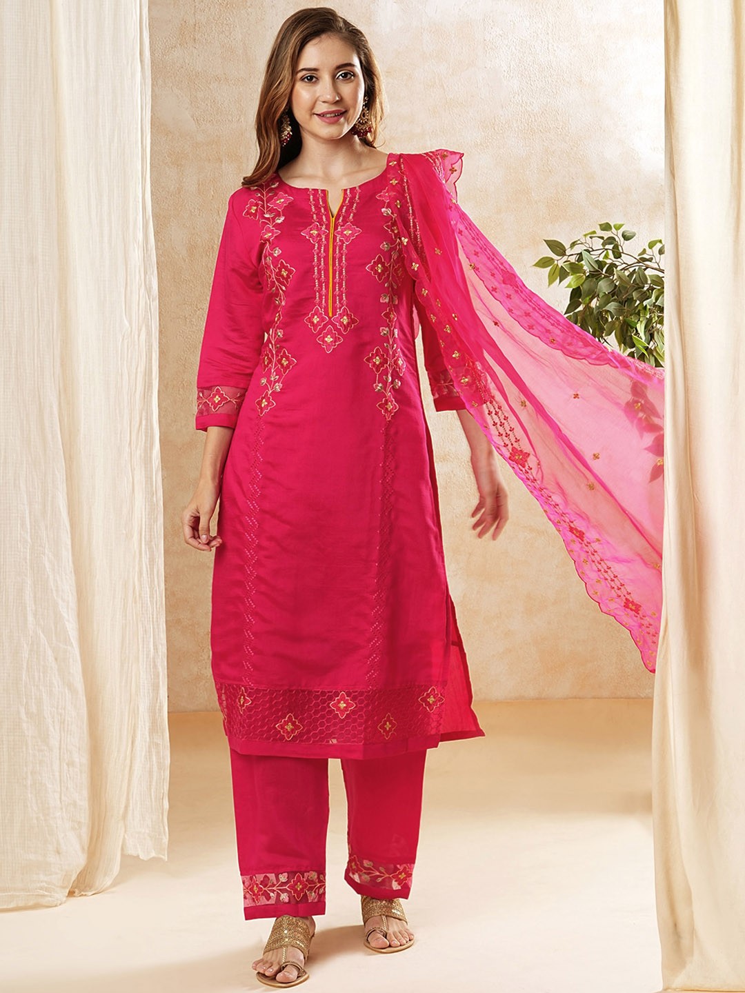 

FASHOR Floral Round Neck Three-Quarter Sleeves Thread Work Kurta Set, Pink