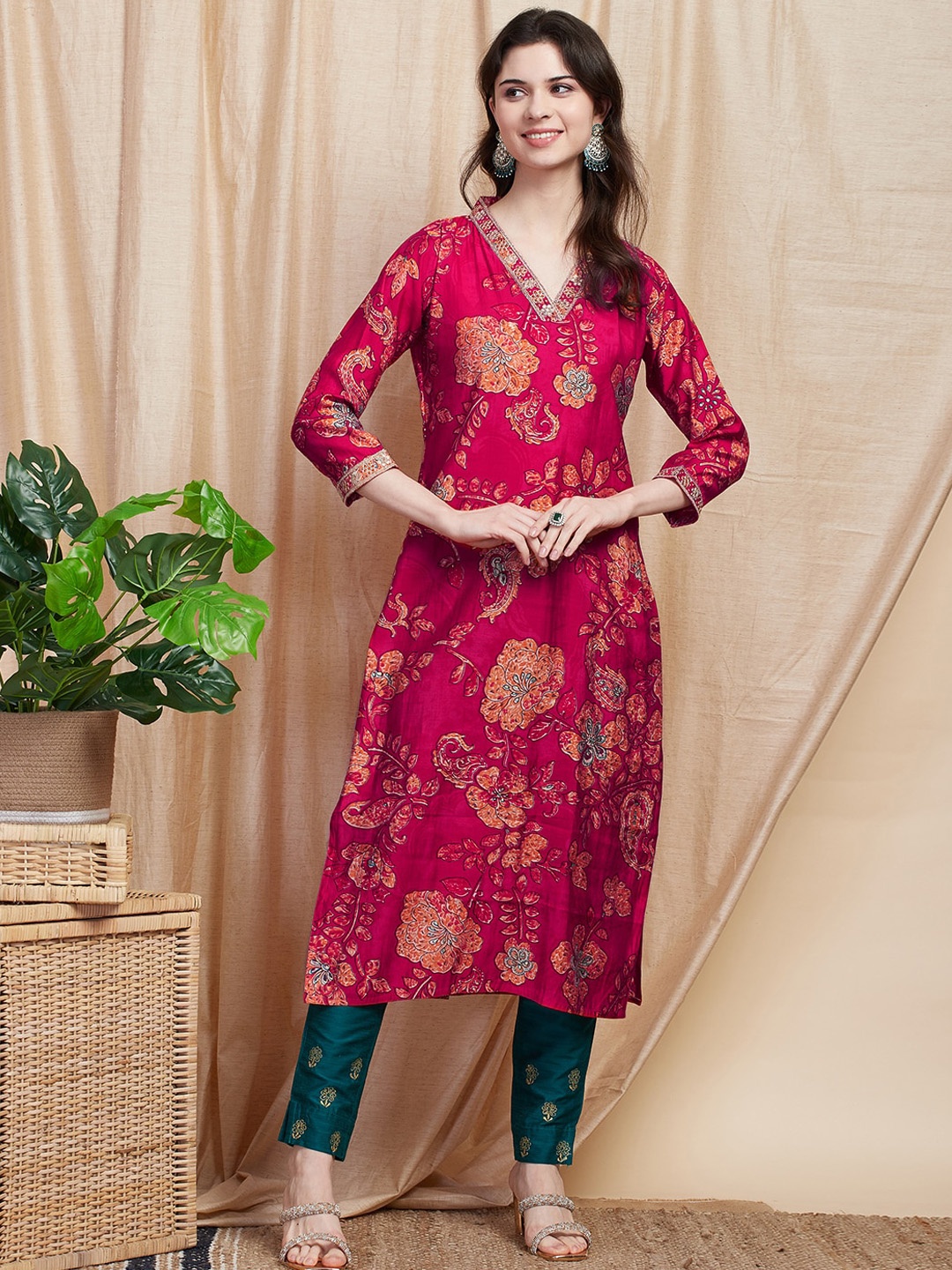 

FASHOR Floral Printed V-Neck Sequinned Straight Kurta, Red