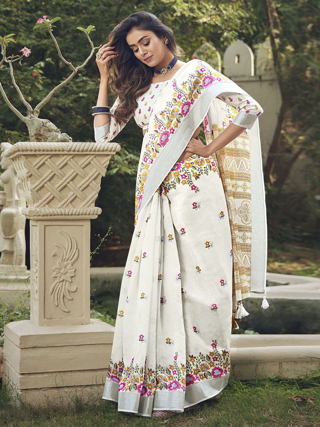 

Satrani Floral Printed Zari Dabu Saree, White