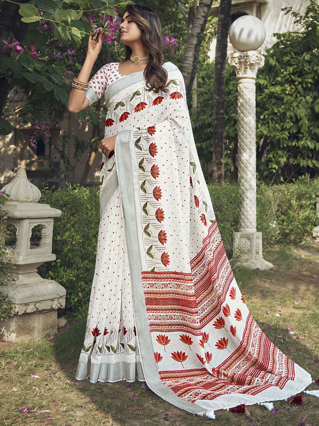 

Satrani Floral Printed Zari Dabu Saree, White