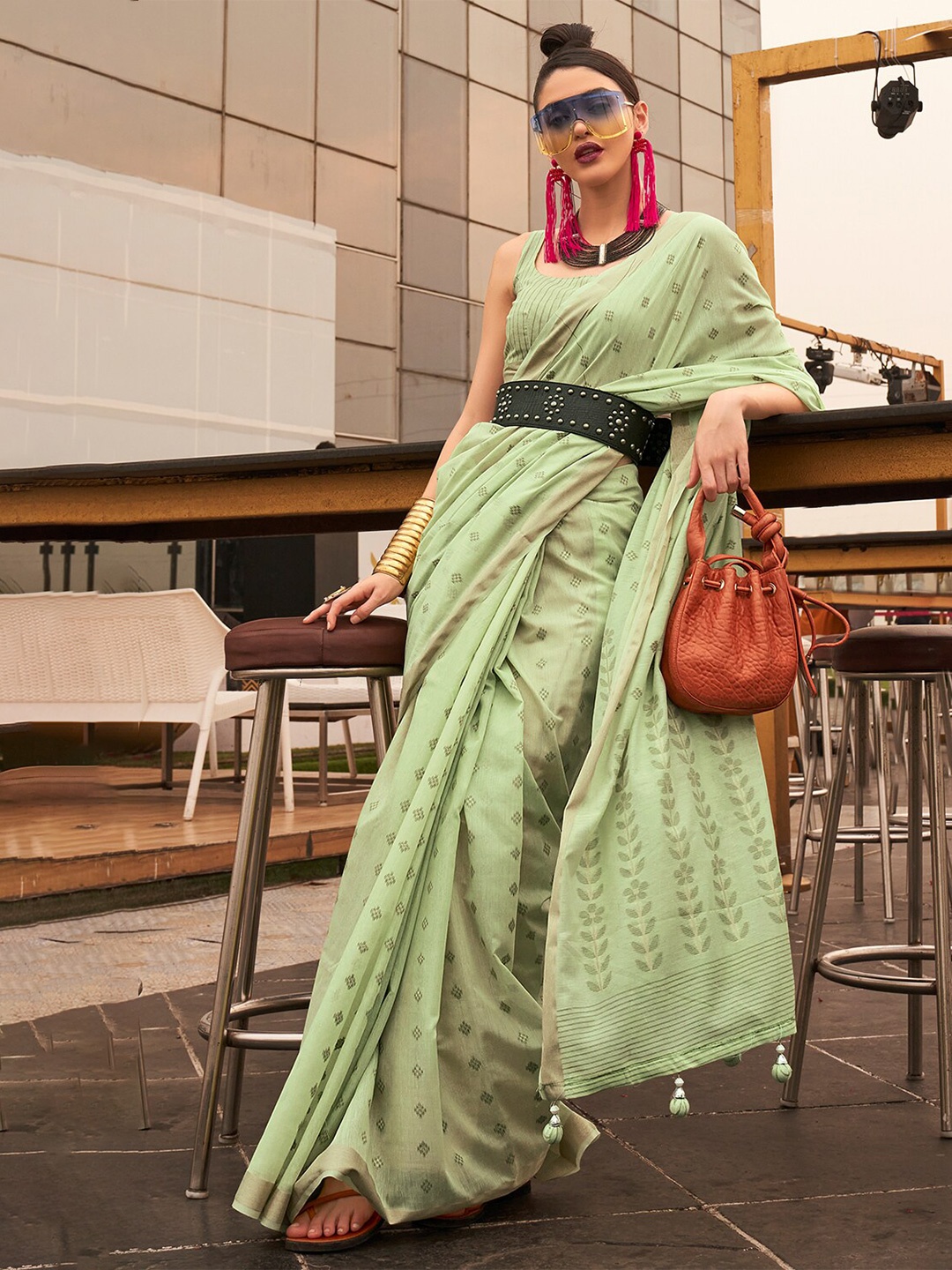 

DEVATITHI Geometric Woven Design Zari Saree, Green