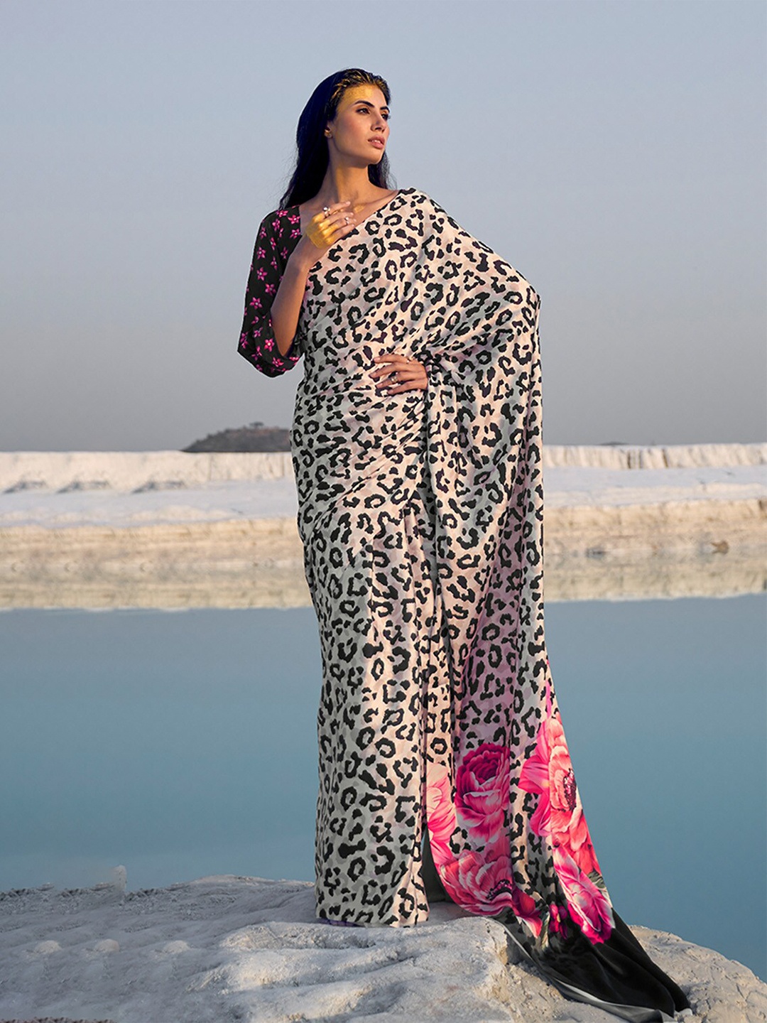 

DEVATITHI Abstract Printed Saree, White