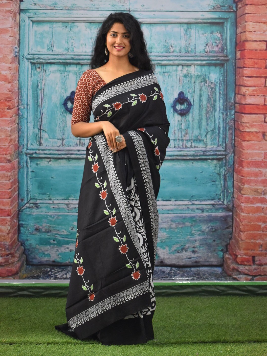 

clothonus Ethnic Motifs Pure Cotton Block Print Saree, Black