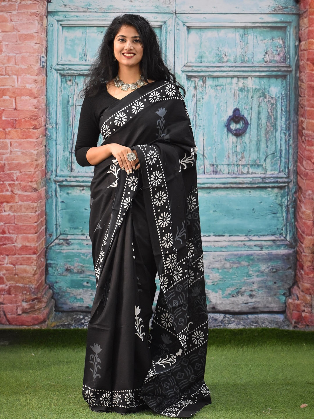 

clothonus Ajrak Pure Cotton Block Print Saree, Black