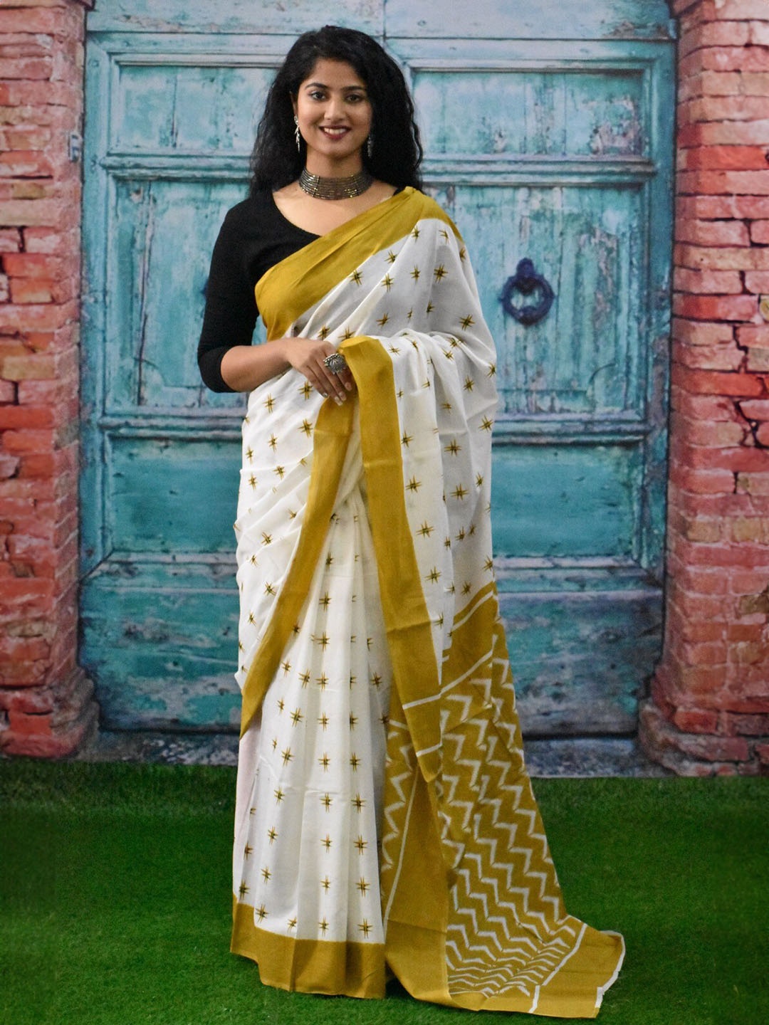 

clothonus Geometric Pure Cotton Block Print Saree, Mustard