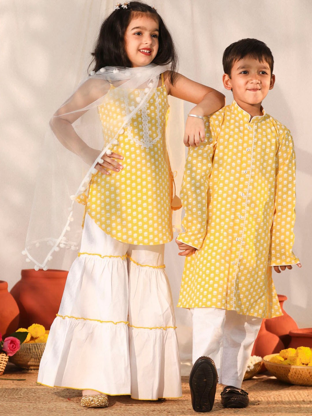 

VASTRAMAY Boys Floral Printed Mandarin Collar Kurta With Trousers, Yellow