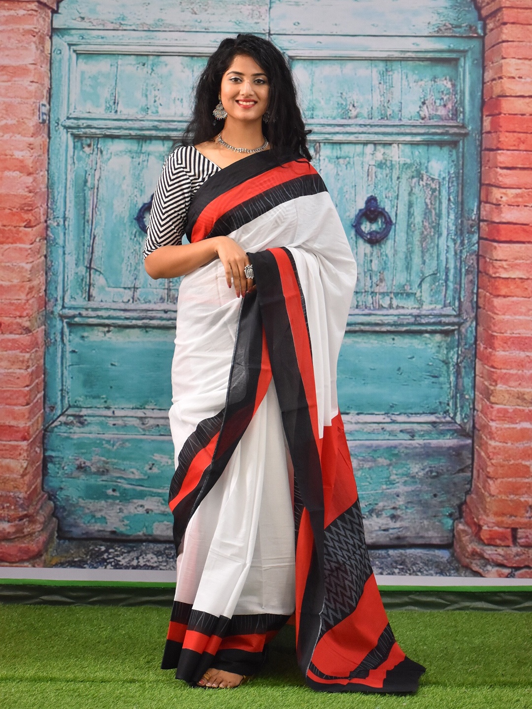 

clothonus Abstract Printed Pure Cotton Block Print Saree, White