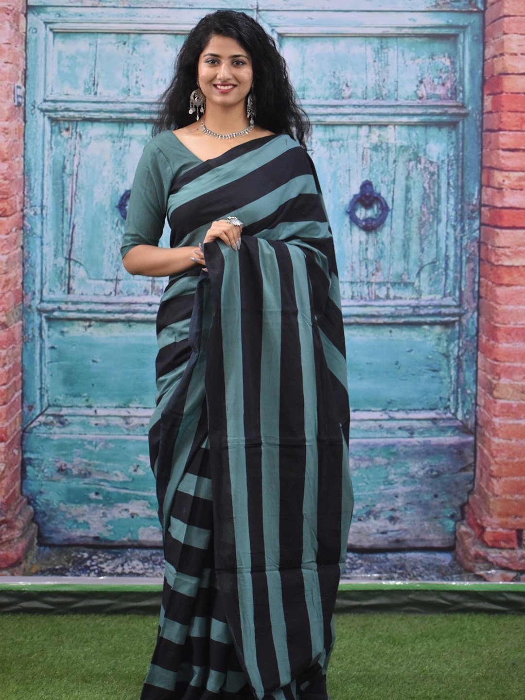 

clothonus Striped Pure Cotton Block Print Saree, Blue
