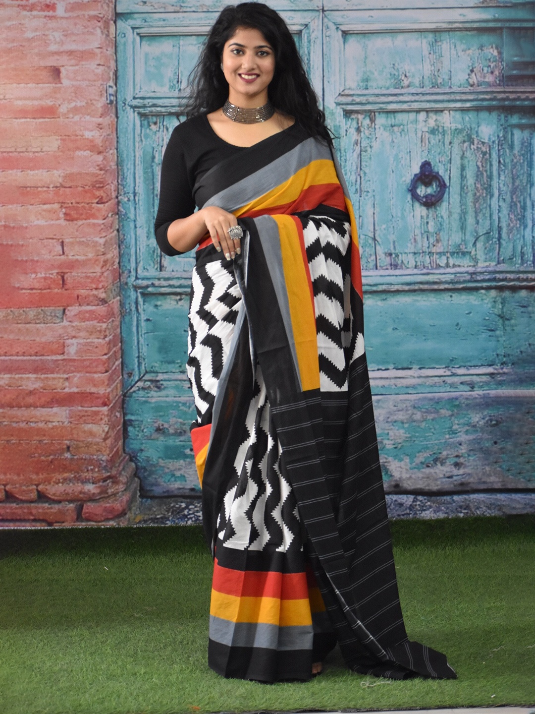 

clothonus Geometric Pure Cotton Block Print Saree, Black