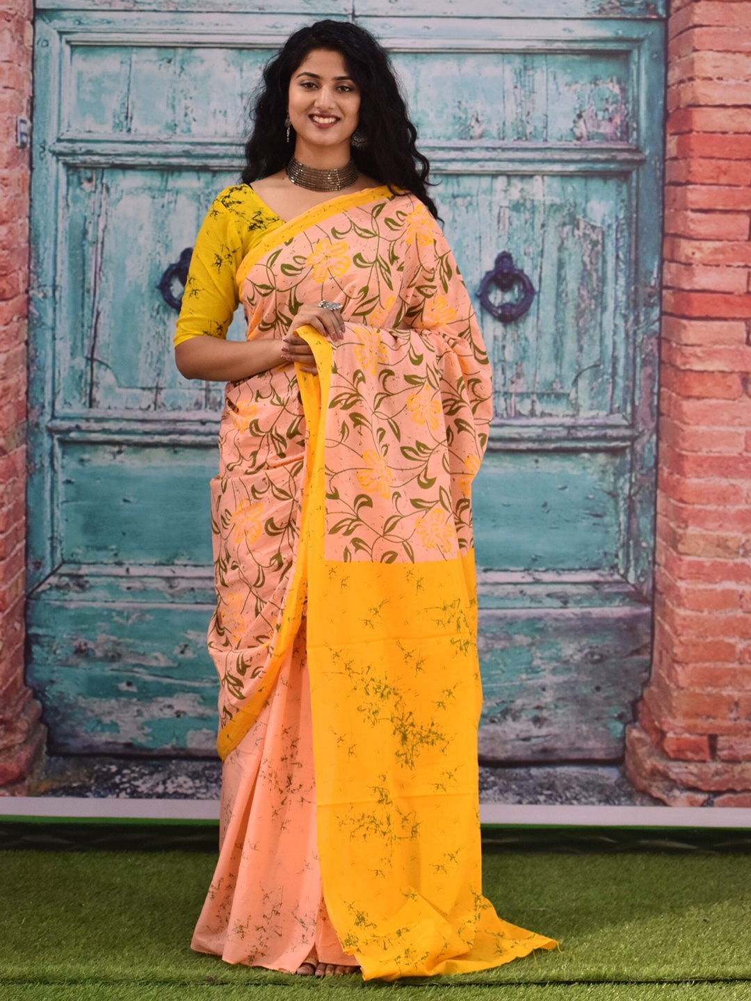 

clothonus Floral Pure Cotton Block Print Saree, Peach