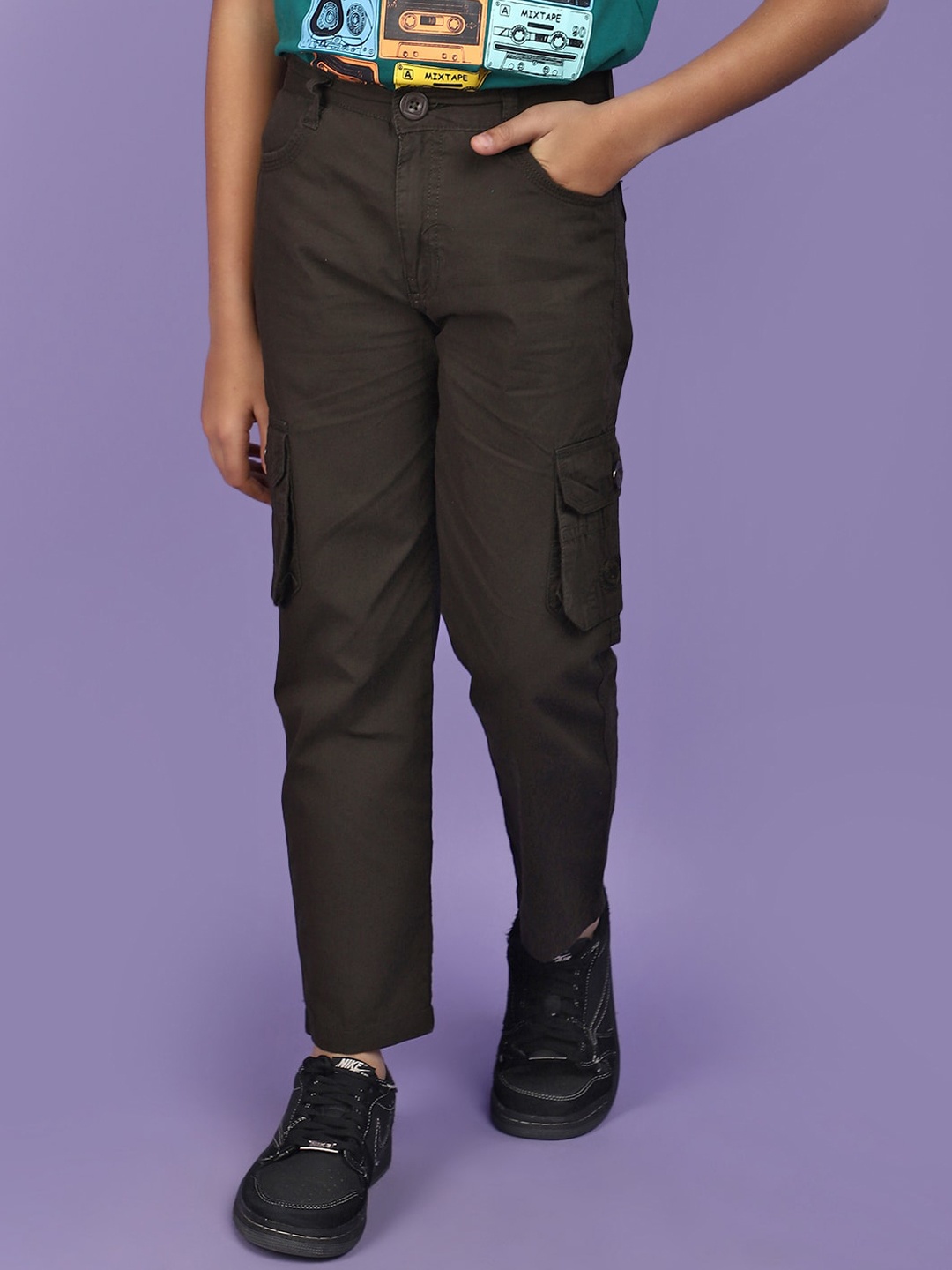 

V-Mart Boys Regular Fit Mid-Rise Cotton Cargos Trousers, Green