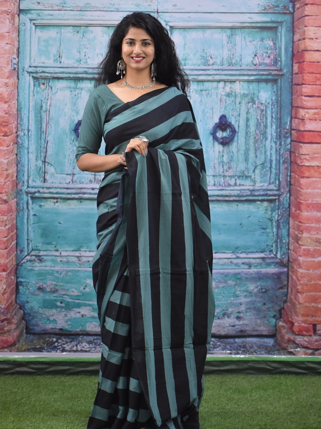 

JALTHER Striped Pure Cotton Block Print Saree, Blue