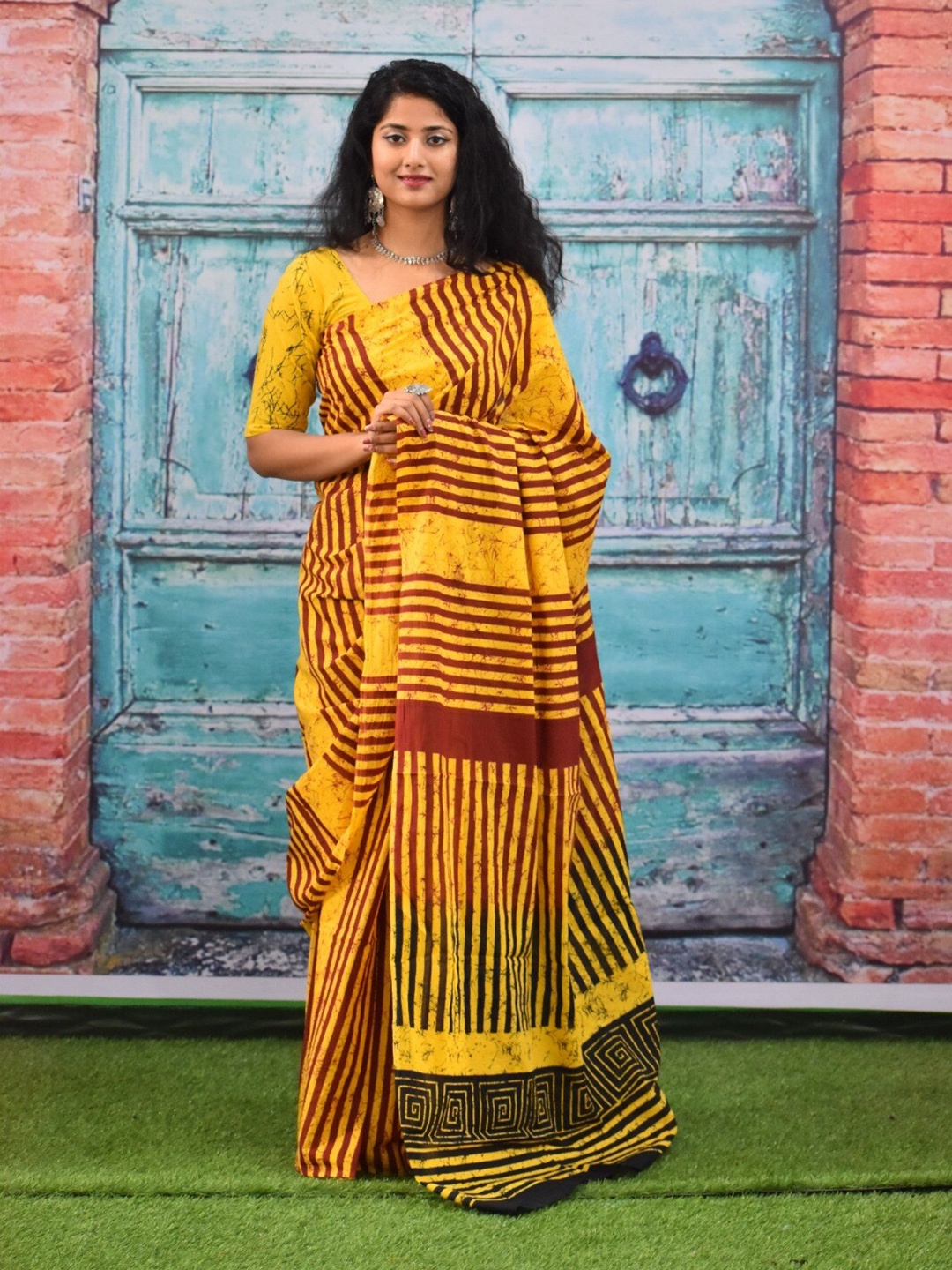 

JALTHER Striped Pure Cotton Block Print Saree, Yellow