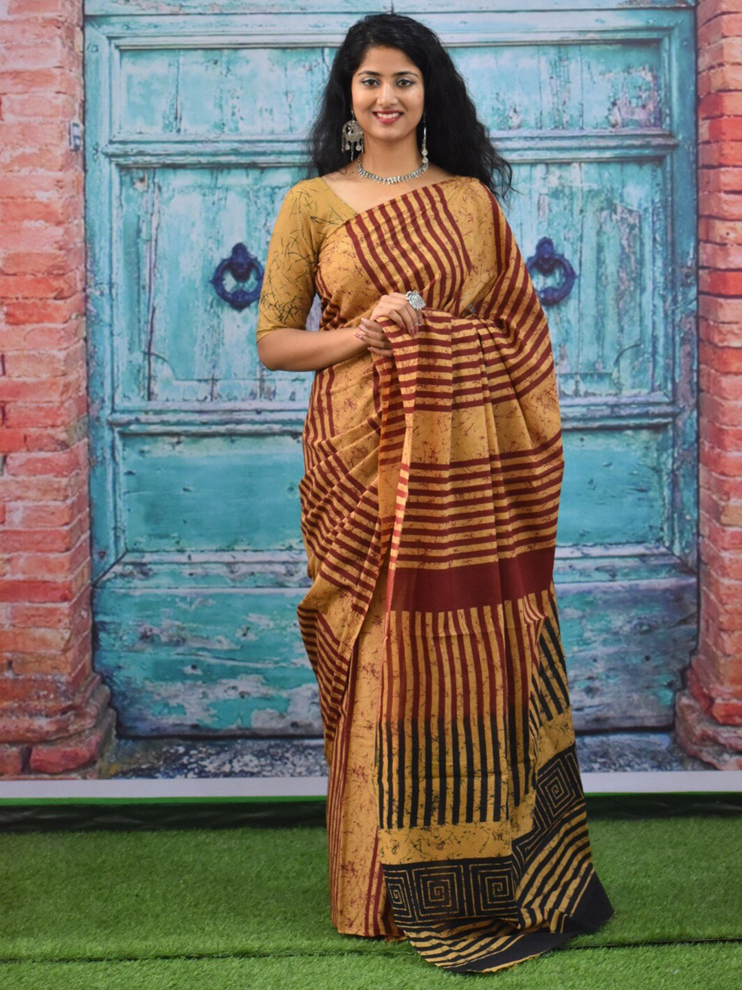 

JALTHER Striped Pure Cotton Block Print Saree, Brown