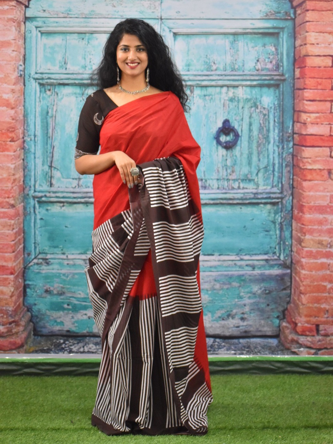 

JALTHER Striped Pure Cotton Block Print Saree, Red