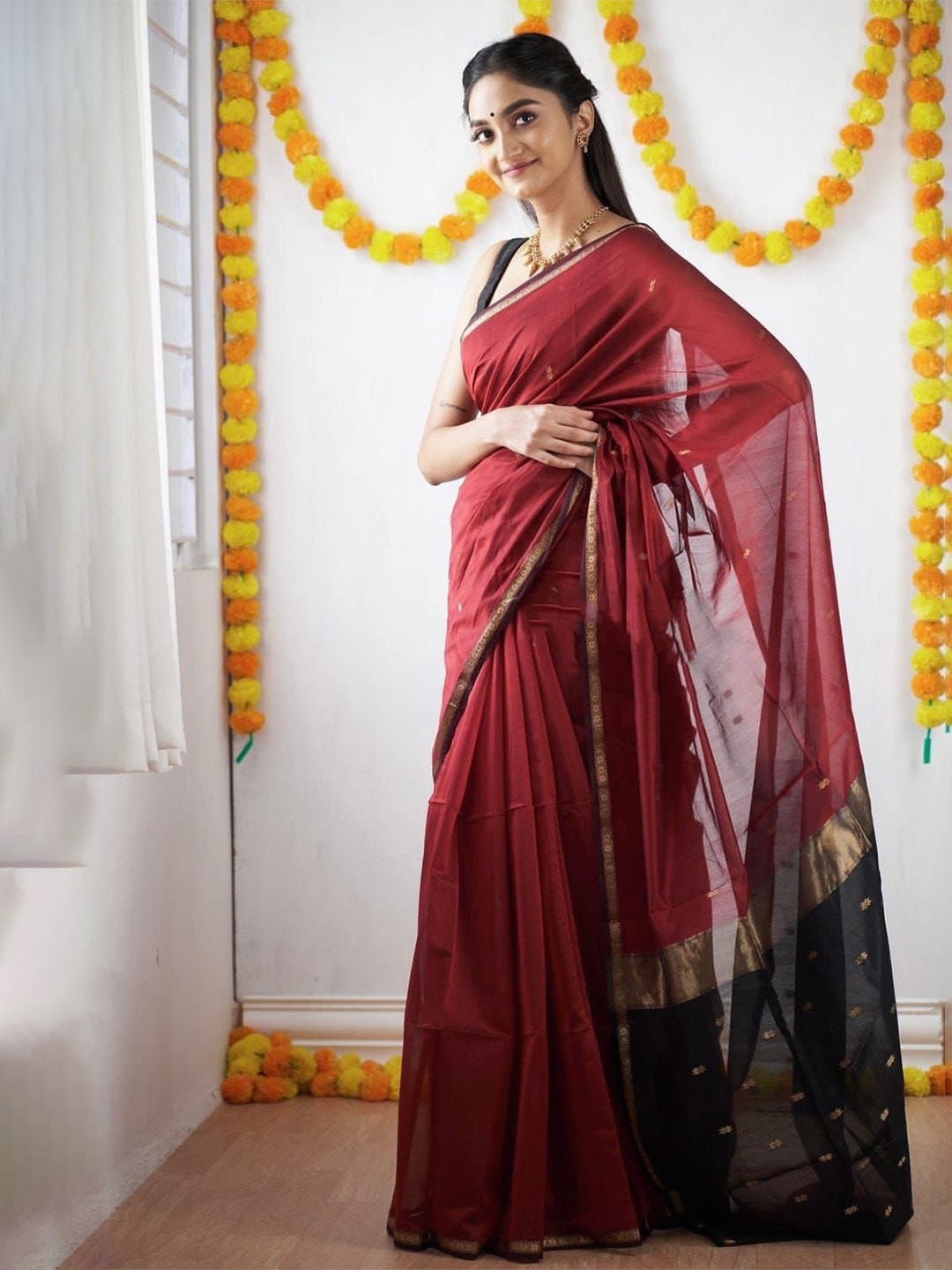 

NIWAA Woven Design Zari Maheshwari Saree, Red