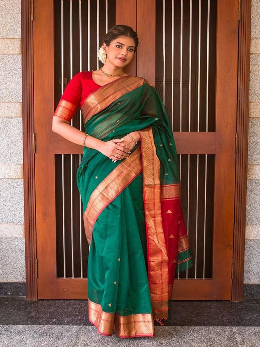 

NIWAA Woven Design Banarasi Zari Saree, Green