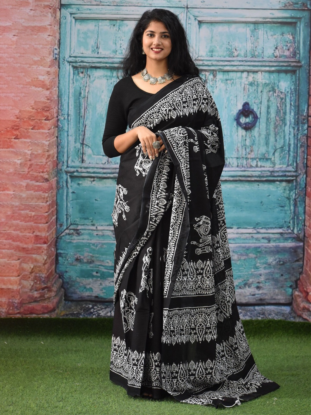 

JALTHER Ethnic Motifs Block Printed Saree, Black