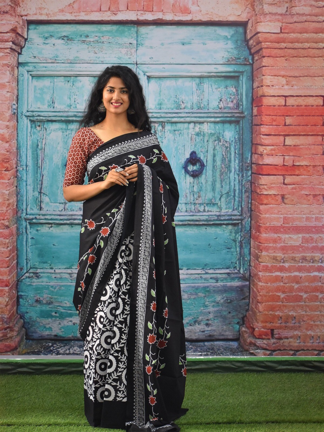 

JALTHER Floral Block Printed Saree, Black
