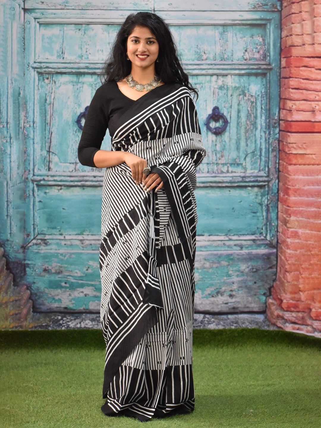 

JALTHER Striped Block Printed Saree, Black