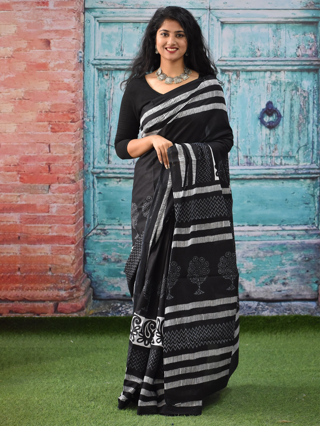 

JALTHER Striped Pure Cotton Block Print Saree, Black