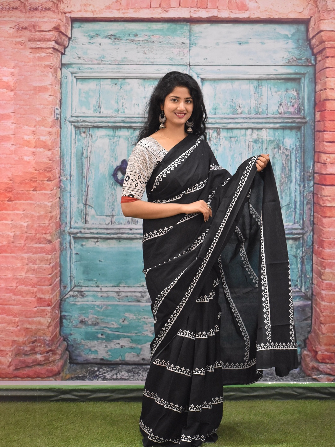 

JALTHER Batik Pure Cotton Block Print Saree, Black