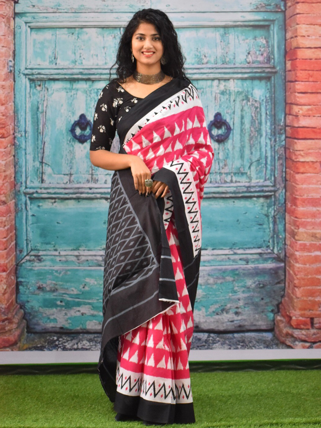 

JALTHER Geometric Pure Cotton Block Print Saree, Pink