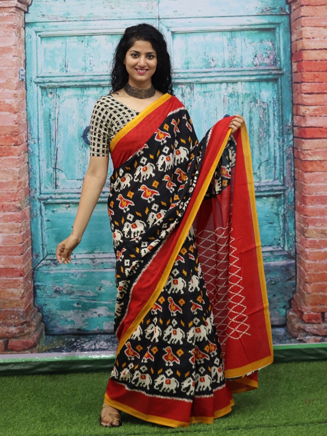 

JALTHER Ethnic Motifs Pure Cotton Block Print Saree, Red