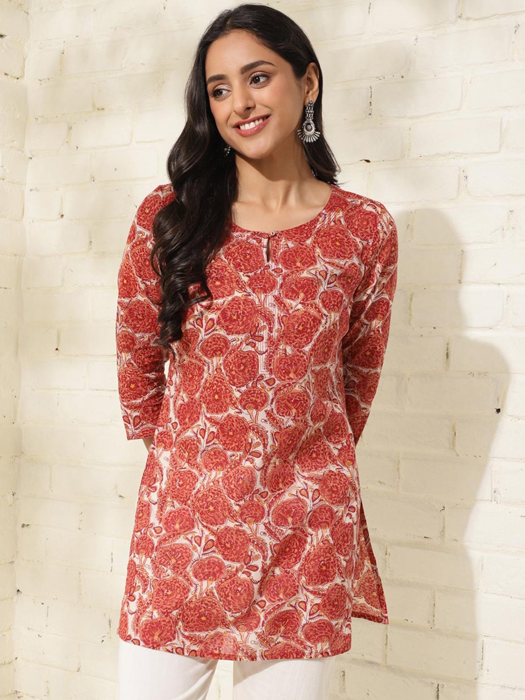 

Fabindia Floral Printed Key Hole Neck Three-Quarter Sleeves Cotton Straight Kurti, Red