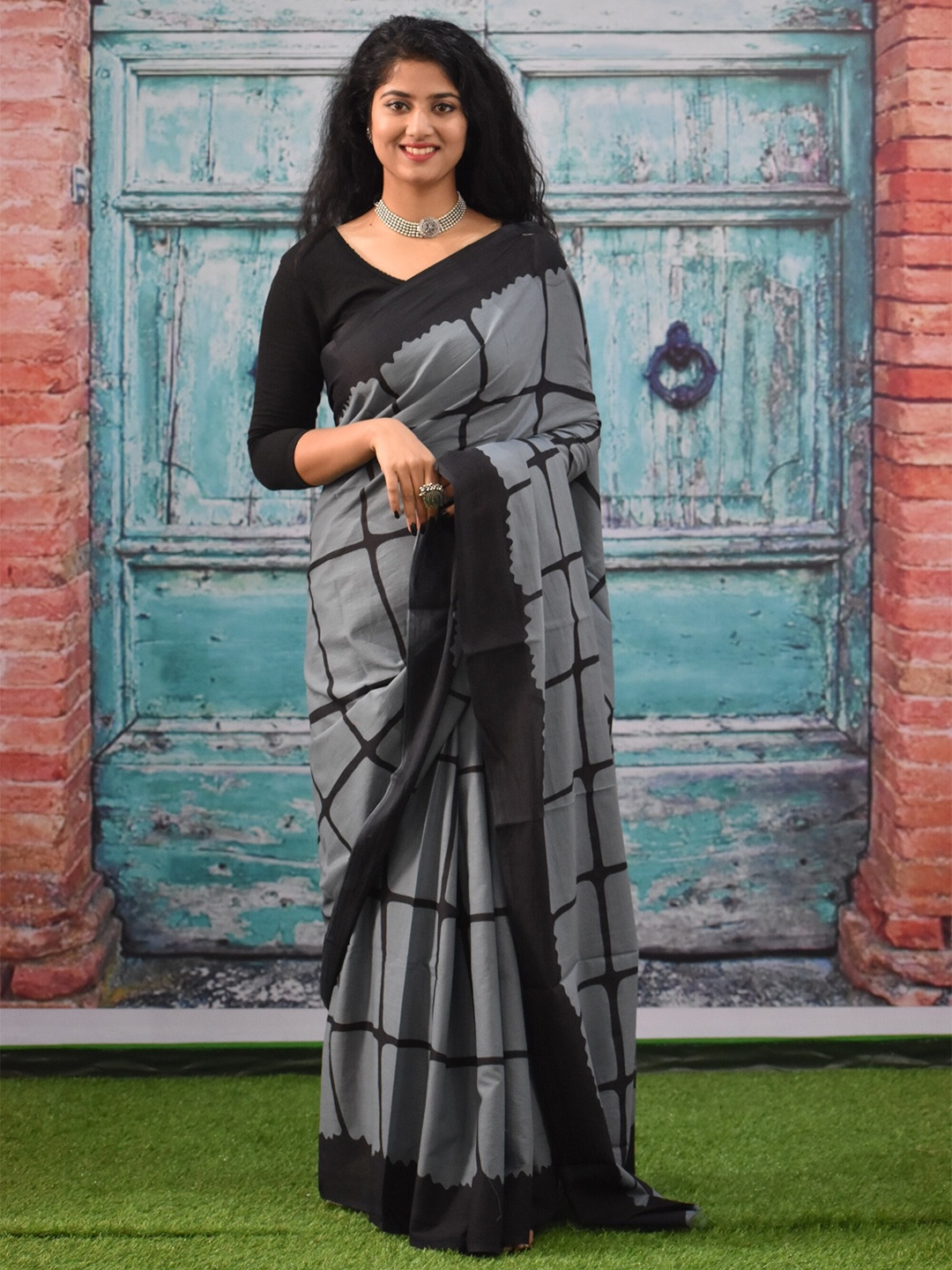 

JALTHER Checked Pure Cotton Block Print Saree, Grey