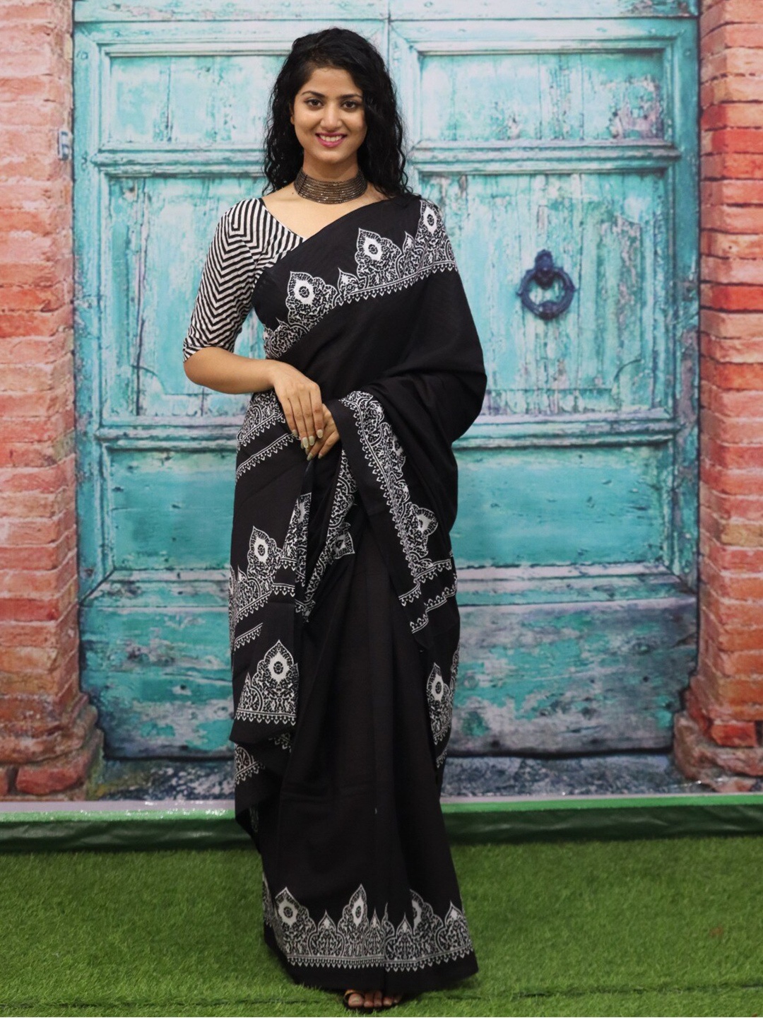 

JALTHER Ethnic Motifs Block Printed Saree, Black