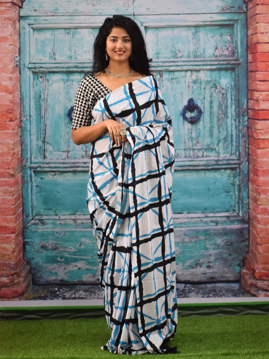 

JALTHER Geometric Block Printed Saree, White