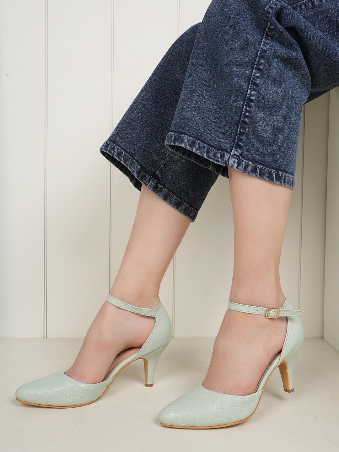 

DressBerry Sea Green Textured Kitten Heeled Pumps