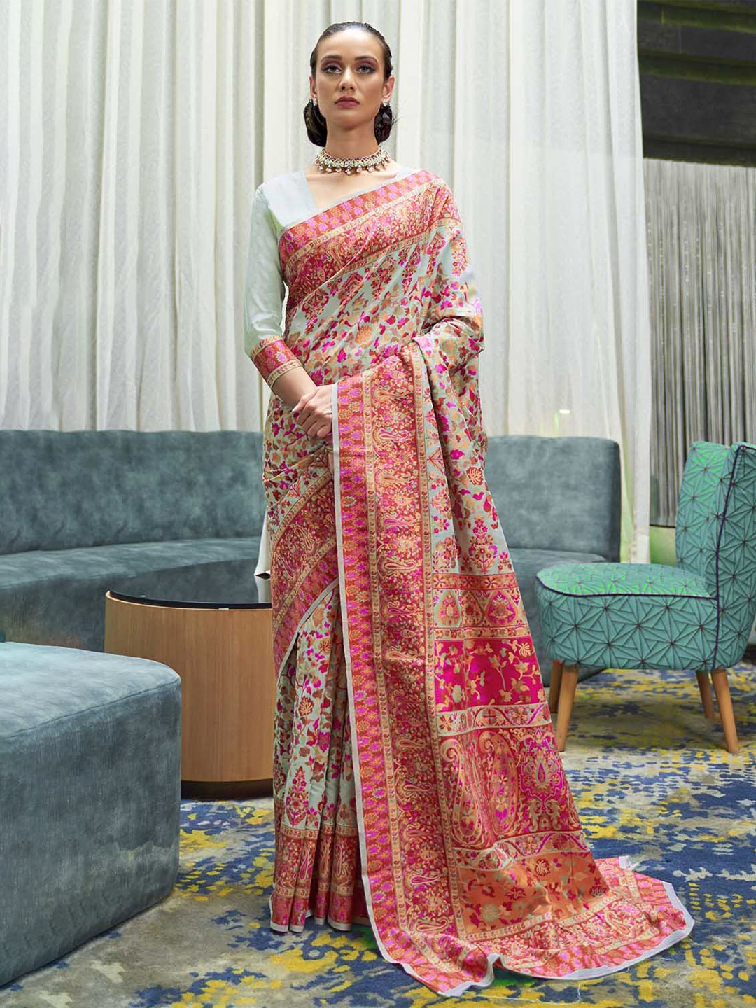 

DEVATITHI Floral Woven Design Banarasi Patola Saree, Green