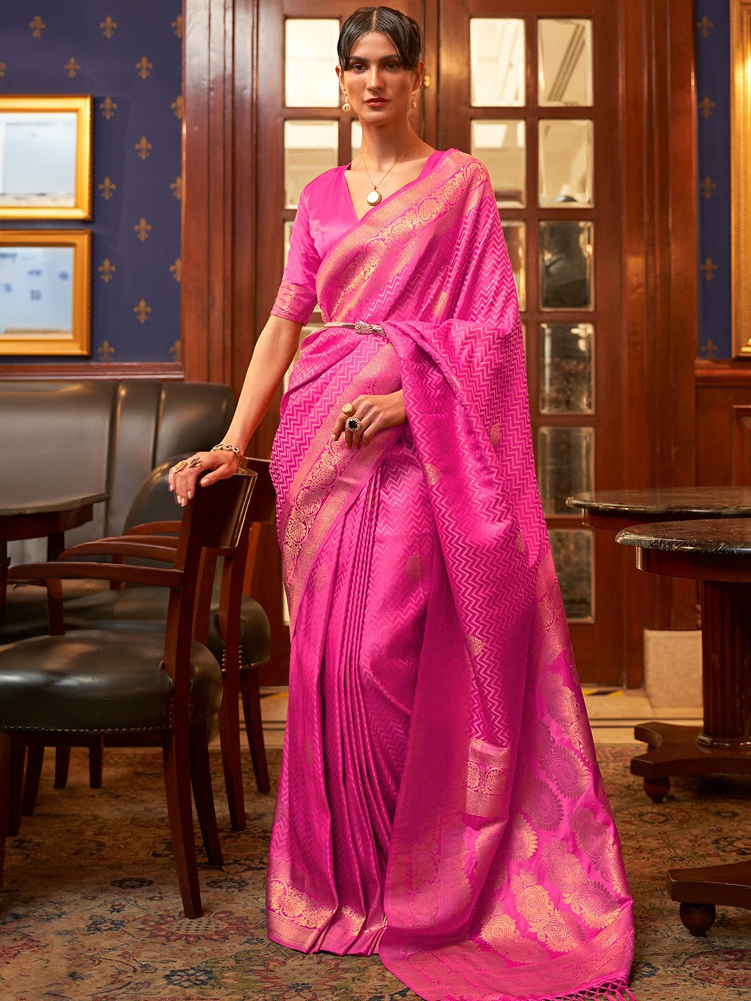 

DEVATITHI Geometric Woven Design Zari Saree, Pink