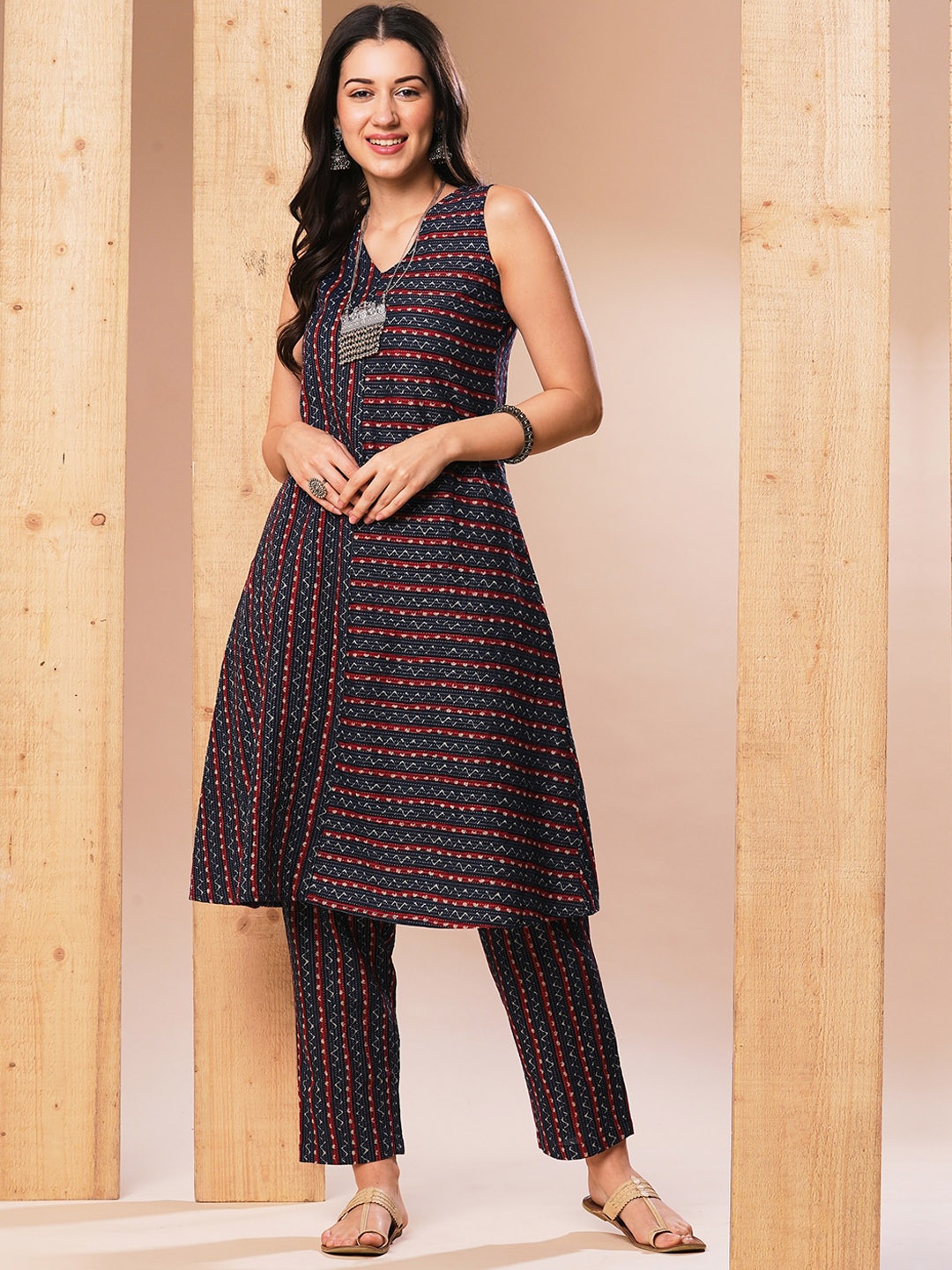 

Globus Blue & Red Printed Regular Kantha Work Kurta with Trousers