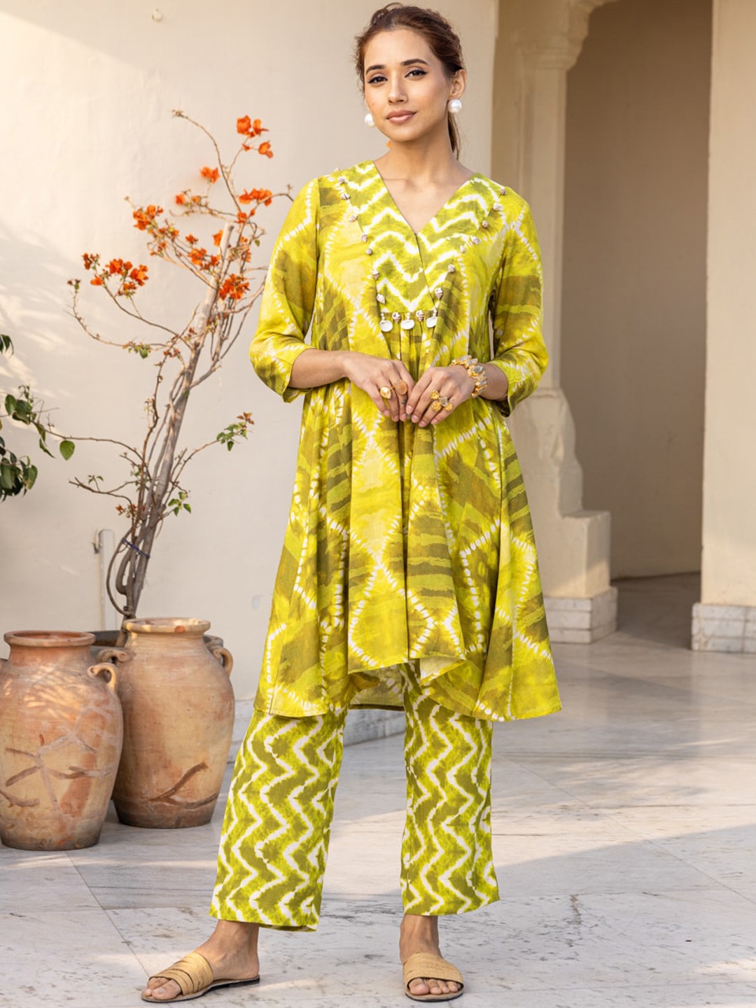 

Ambraee Tie & Dye Printed V-Neck Regular A-Line Kurta With Trousers, Green